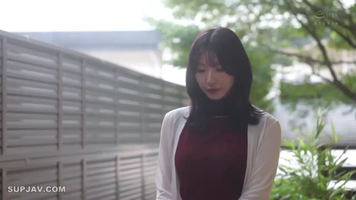 憂鬱 · 站立 · 中景 · 行走 · 屋外 · 清纯风 · 休闲外套