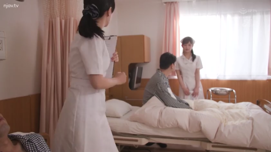 中景 · 站姿 · 自然 · 街道 · 进食 · 纸杯 · 白色外衣 · 户外生活