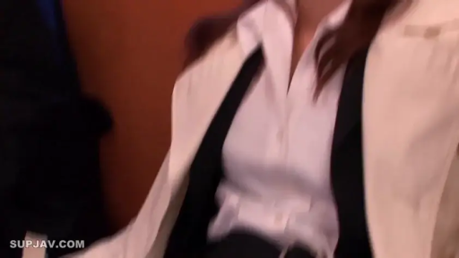 室内 · 坐姿 · 职业装 · 躯干特写