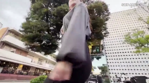 平静 · 行走 · 户外 · 灰色长袖 · 低角度 · 走路 · 单肩包 · 街拍