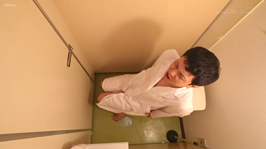 坐姿 · 白大褂 · 痛苦 · 俯视视角 · 俯拍全身 · 马桶 · 厕所隔间 · 如厕