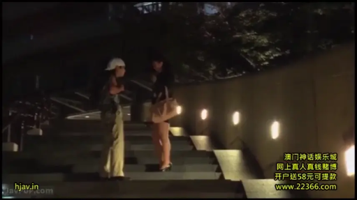 全身 · 站立 · 短裙 · 手提包 · 户外 · 搭讪 · 模糊 · 夜晚