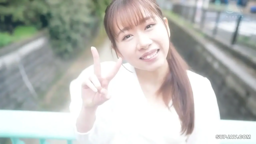 甘美 · 站立 · 白い上着 · 特写 · 屋外 · 写真撮影