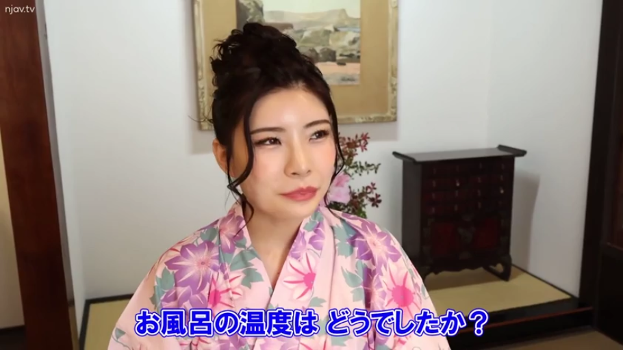 室内 · 坐姿 · 交谈 · 微笑 · 面部特写 · 熟女 · 和服 · 装饰画