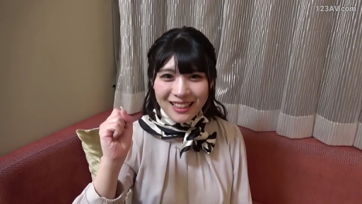 坐姿 · 客厅 · 抱枕 · 微笑 · 访谈视角 · 半身像 · 条纹丝巾 · 握拳示意