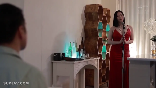 Indoor · Stand · Medium shot · Smile · Mature woman · Microphone · 唱歌 · 红色吊带礼服