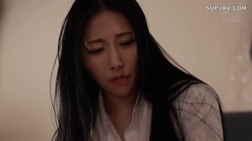 室内 · 座り姿勢 · 白色衬衫 · 顔のクローズアップ · 凝視 · 长发 · 哀愁