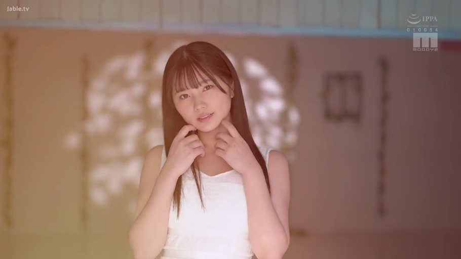 甜美 · 摆拍 · 上半身特写 · 摄影棚 · 白色吊带裙 · 手托下巴 · 暖色光