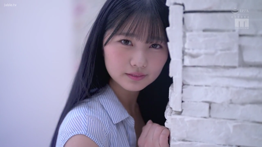 室内墙边 · 面部特写 · 温柔淡然 · 蓝白条纹衬衫 · 注视镜头 · 清纯风格 · 靠墙侧身 · 墙壁