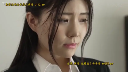 全身 · 印花短裙 · 下楼 · 暗光 · 无表情 · 胸牌 · 下楼 · 室内楼梯间
