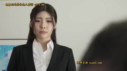 室内 · 严肃 · 站立 · 中景 · 职业装 · 长发