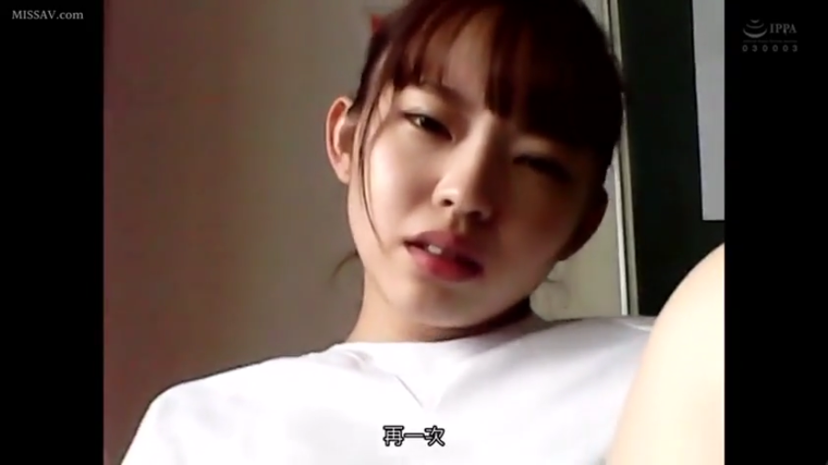 室内 · 字幕 · 面部特写 · 凝视 · 俯视 · 白色T恤 · 冷淡