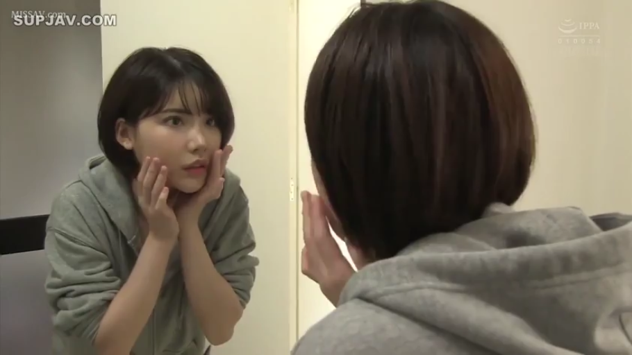 室内 · 专注 · 面部特写 · 短发 · 灰色卫衣 · 镜子 · 照镜子 · 摸脸