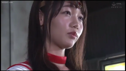 室内 · 面部 · 站立 · 凝视 · 冷静 · 剧照 · 颈饰 · 红白配色制服