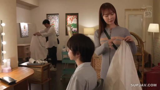 角色扮演 · 站立 · 全景 · 平静 · 灰色针织衫 · 理发店 · 理发巾 · 准备理发