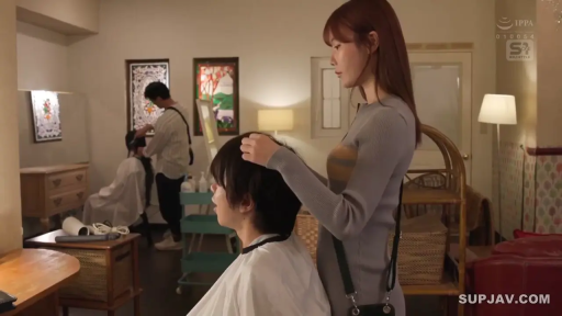 站立 · 平静 · 剪发披肩 · 梳理头发 · 美发推车 · 室内照明 · 美发沙龙