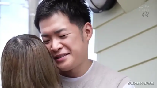 面部 · 拥抱 · 休闲装 · 室外 · 近景 · 哭泣 · 悲伤