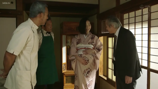 站立 · 障子门 · 和室 · 全景 · 微笑 · 剧情 · 和服 · 鞠躬