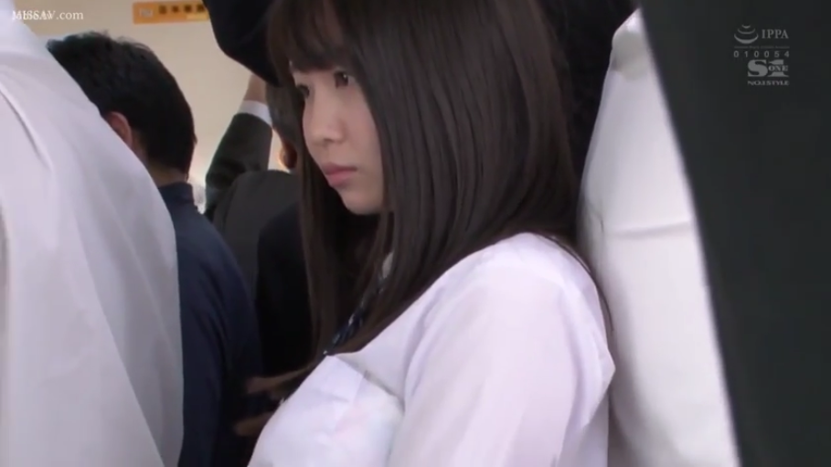 站立 · JK制服 · 侧脸 · 电车