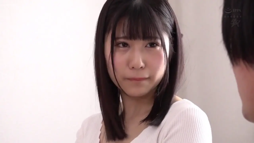 室内 · 羞涩 · 面部特写 · 白色上衣 · 对视 · 正面 · 黑长直