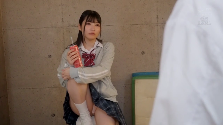 室内 · 坐姿 · 全身 · 平静 · 露底 · JK制服 · 易拉罐 · 喝饮料