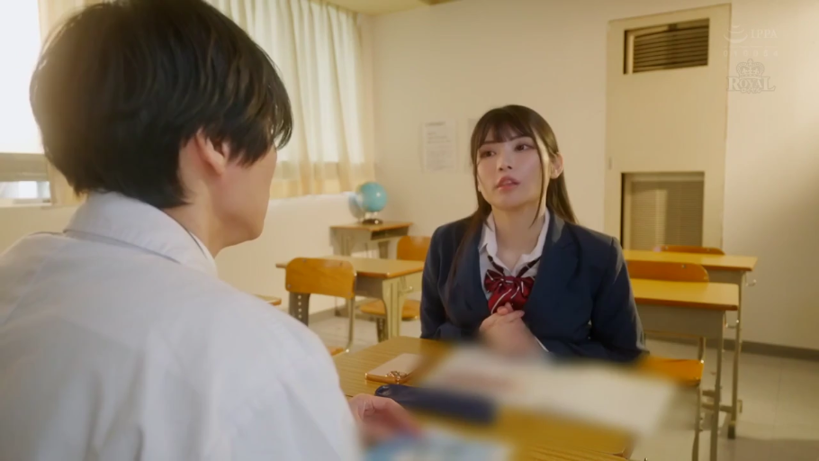 坐姿 · 中景 · 沙发 · 客厅 · 脱衣 · 尴尬 · 两人 · 男常服