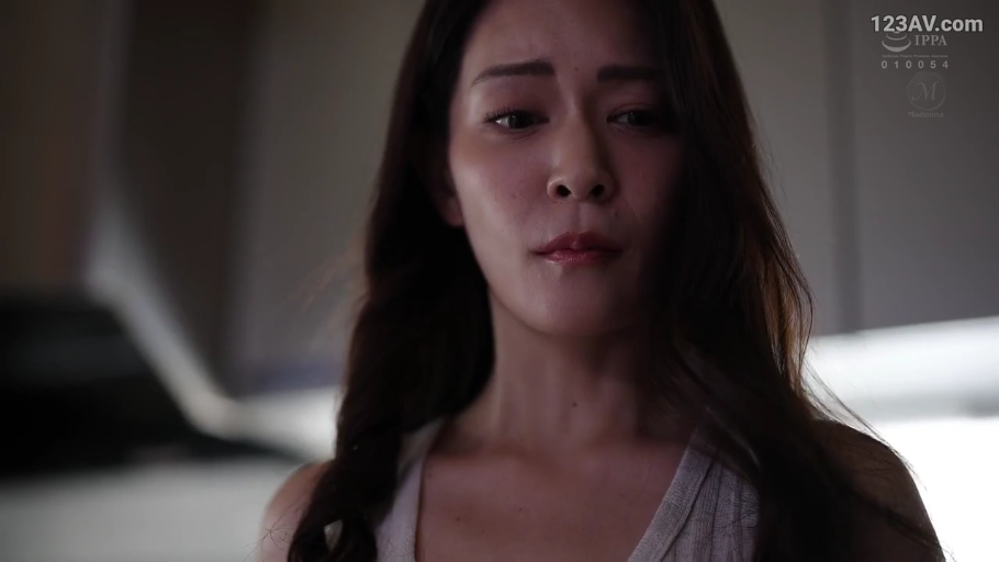 室内 · 顔部のクローズアップ · グレーなベスト · 凝視 · 长发 · 正面 · 哀怨