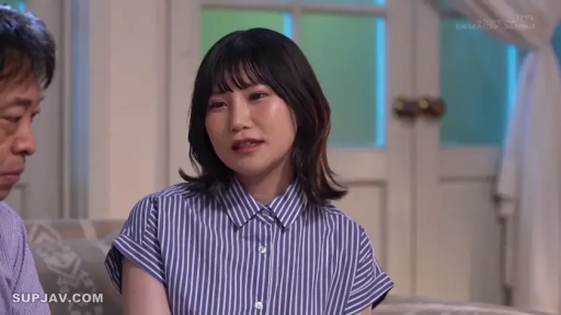 坐姿 · 交谈 · 憂鬱 · 沙发 · 條紋襯衫 · 客廳 · 胸部以上特寫 · 日常系