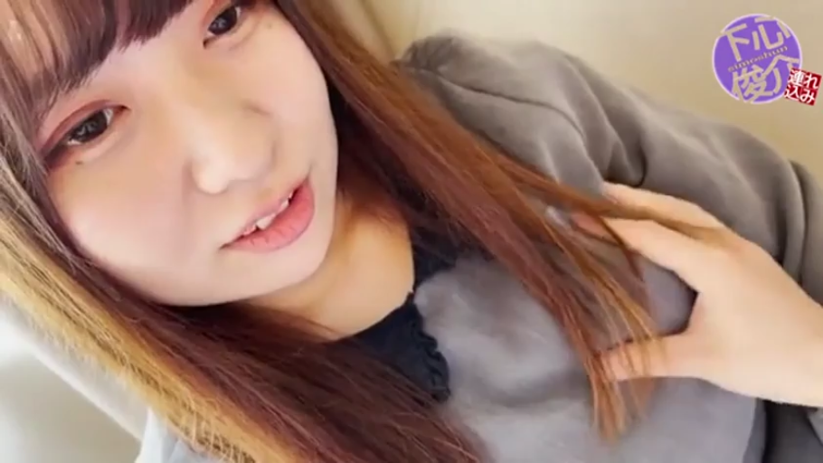 室内 · 坐姿 · 脸部特写 · 微笑 · 长发 · 灰色外套 · 摸胸