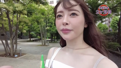 脸部特写 · 站姿 · 微笑 · 注视 · 长发 · 单肩包 · 户外公园 · 白色吊带衫