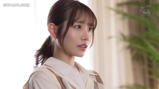 室内 · 忧郁 · 面部特写 · 静止 · 剧情剧照 · 侧立 · 学院风衬衫背心 · 背景绿植