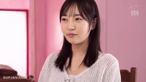 室内 · 坐姿 · 平静 · 面部特写 · 注视 · 针织衫 · 亚洲女性