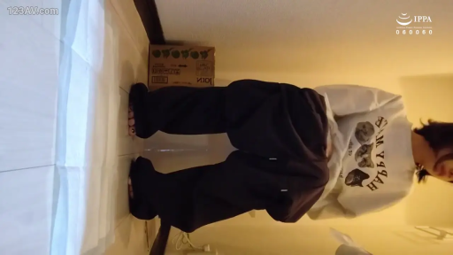 室内 · 蹲姿 · 臀部 · 运动裤 · 准备排泄