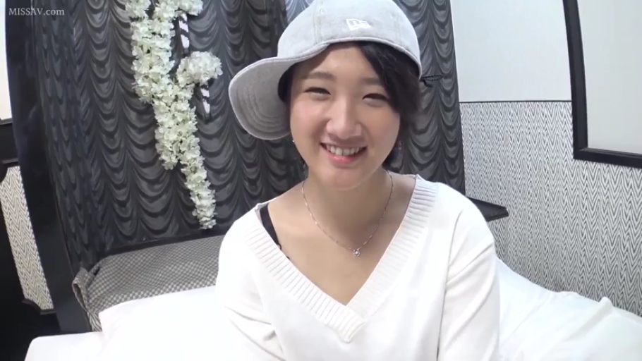 室内 · 坐姿 · 微笑 · 面部特写 · 对视 · 白色V领毛衣