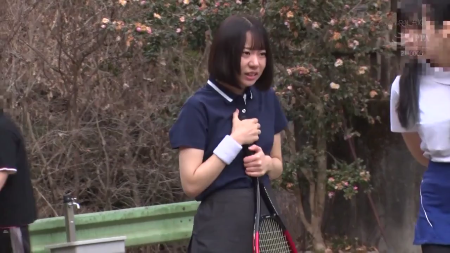 全身 · 站立 · 多人 · 户外 · 模糊 · 网球拍 · 网球服 · 持拍