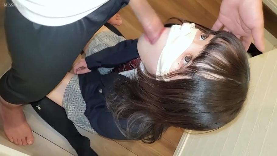 室内 · 站立 · 中景 · 对视 · 凝视 · 无袖背心 · 侧光