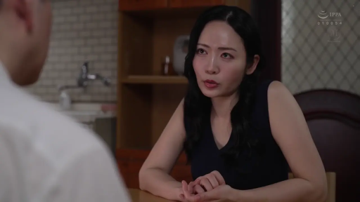 Sitting Posture · Conversation · Serious · Close-up of the face · 桌子 · Kitchen · Subjective Perspective · 黑色无袖上衣