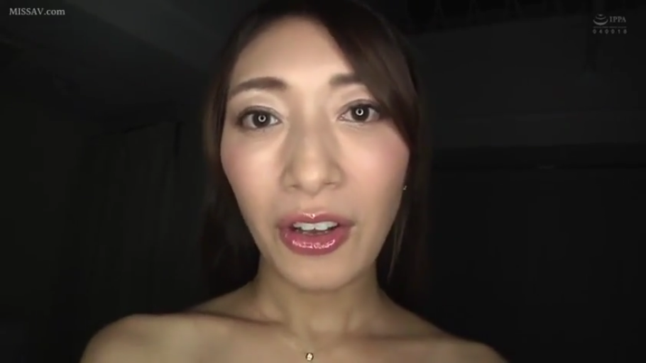 室內 · 面部特寫 · 誘惑 · 说话 · 正对镜头 · 露肩