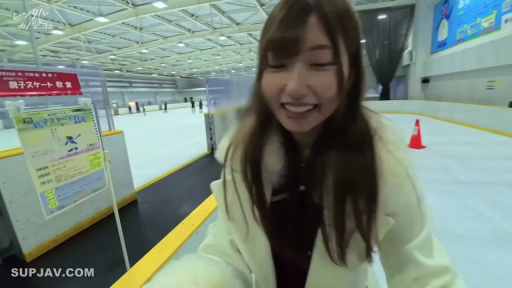 顔部のクローズアップ · 站立前倾 · カメラに向かって話す · 白色毛领大衣 · 开心微笑 · 滑冰场 · 雪糕筒 · 冬季装束