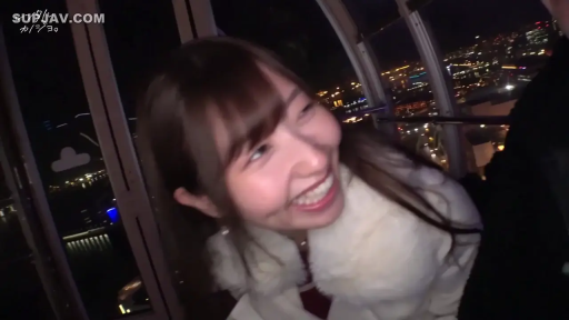 是 · 开心 · 探頭 · 笑い · 非色情 · 摩天轮 · 毛皮襟コート · 背景夜景