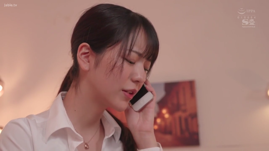 室内 · 脸部特写 · 白衬衫 · 职场女性 · 手机 · 打电话 · 侧颜 · 忧愁