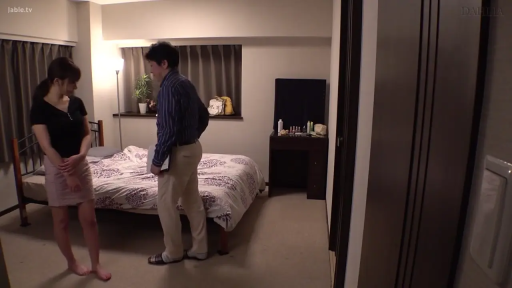 交谈 · 严肃 · 卧室 · 站姿 · 床 · 上半身 · 剧情场景 · 黑色上衣