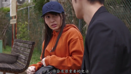 坐姿 · 交谈 · 嚴肅 · 臉部特寫 · 公园 · 棒球帽 · 橙色衛衣 · 剧情对白