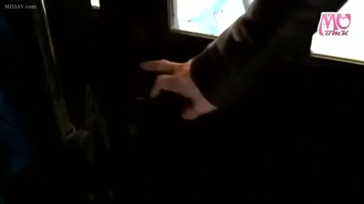 室内 · 开门 · 暗光 · 手部特写 · 皮衣 · 手を伸ばす · ドアノブ