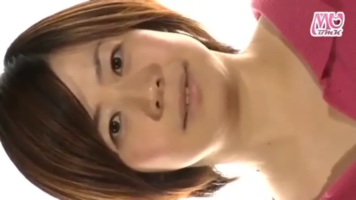 室内 · 脸部特写 · 平静 · 注视 · 粉色上衣 · 短发 · 侧卧