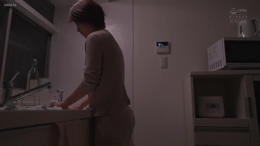 平静 · 站立 · 厨房 · 厨具 · 灰色针织衫 · 侧身中景 · 日常居家 · 洗手