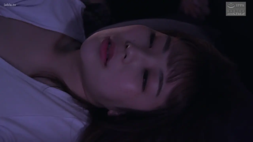 室内 · 迷离 · 休闲装 · 昏暗灯光 · 特写 · 躺卧 · 休息