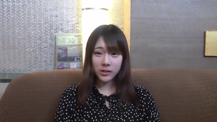 室内 · 坐姿 · 沙发 · 面对镜头 · 自然 · 长发 · 胸部以上 · 波点衫