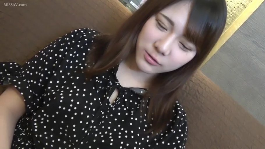 室内 · 坐姿 · 半身 · 亚洲女性 · 休息 · 波点连衣裙 · 温和