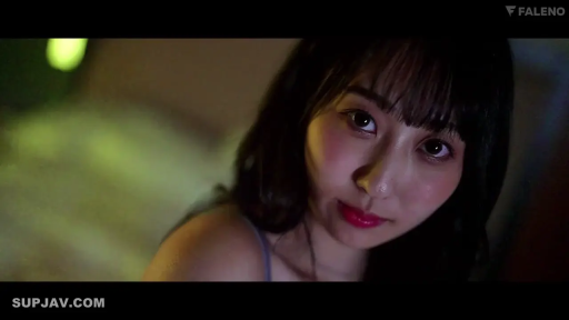 卧室 · 面部特写 · 吊带